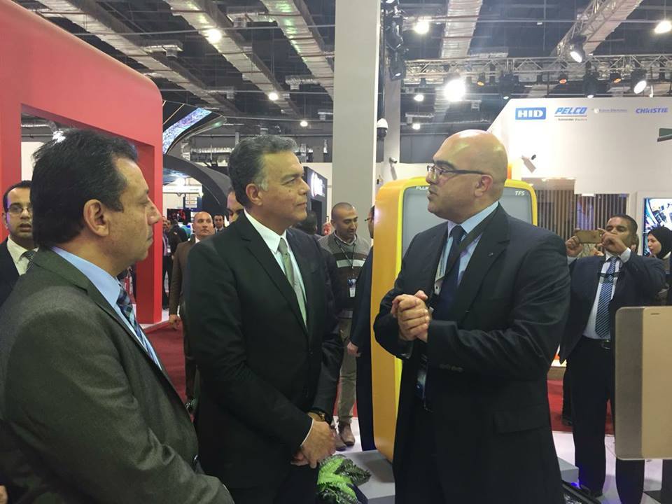 الدكتور أحمد عماد الدين وزير الصحة و الدكتور هشام عرفات وزير النقل في زيارة جناح الشركة بمعرض تكنولوجيا الاتصالات و المعلومات